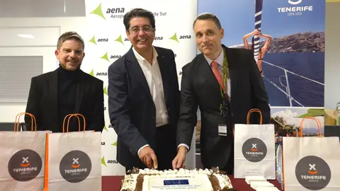20191116 David P&eacute;rez Pedro Mart&iacute;n y Gustavo D&iacute;ez, en la llegada de Wizz Air a Tfe Sur