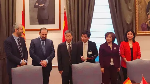 Foto 1.- Ministro &Aacute;balos con Li Xiaoping y Jennifer Zhang