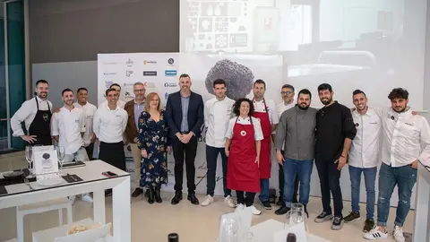 Jordi Mayor y alcaldesa Andilla con participantes